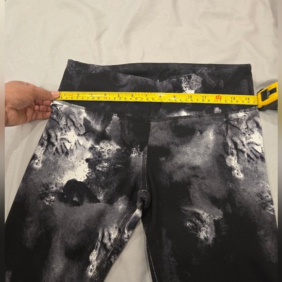 Black and White Tie-Dye Leggings - Picture 6 of 7